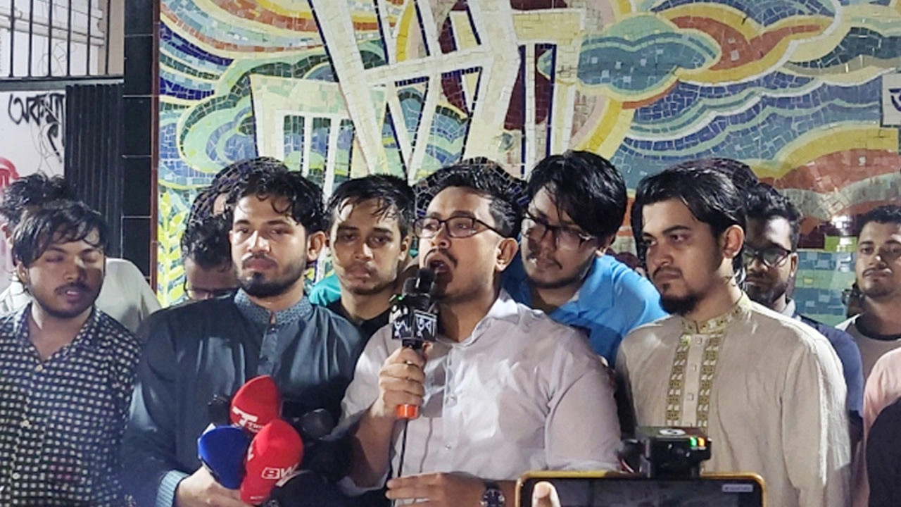বিক্ষোভ সমাবেশে বক্তব্য রাখছেন ডাকসু ভিপি সাদিক কায়েম। ছবি: সংগৃহীত