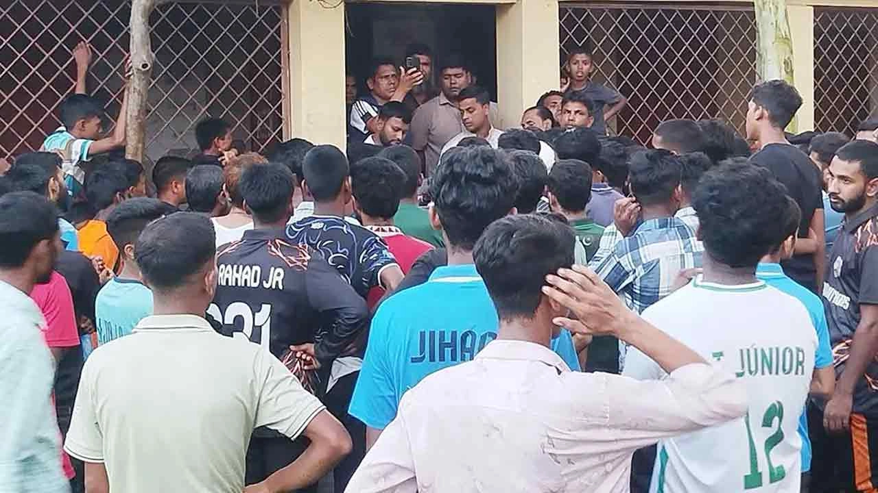 শেরপুর সদরের রামেরচর হাই স্কুলে এসএসসি পরীক্ষার্থীদের বিক্ষোভ