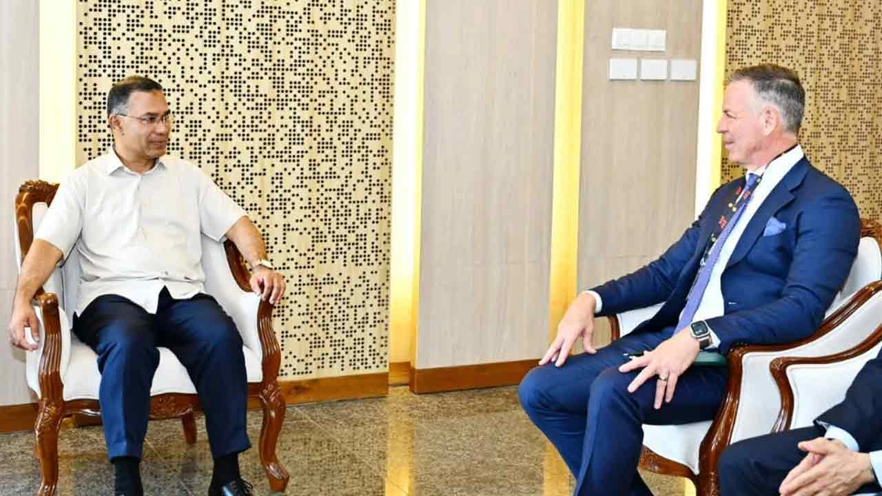 প্রধানমন্ত্রী তারেক রহমানের সঙ্গে সৌজন্য সাক্ষাৎ করেছেন বিশ্বের অন্যতম বৃহৎ ডিজিটাল পেমেন্ট নেটওয়ার্ক প্রতিষ্ঠান ভিসার এশিয়া প্যাসিফিক অঞ্চলের প্রেসিডেন্ট স্টিফেন কারপিন।