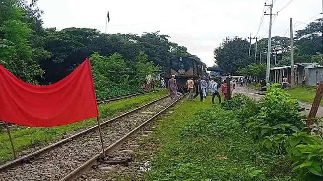 আন্তনগর যমুনা এক্সপ্রেসের স্থায়ী যাত্রাবিরতির দাবিতে অবস্থান নিয়েছেন স্থানীয় বাসিন্দারা