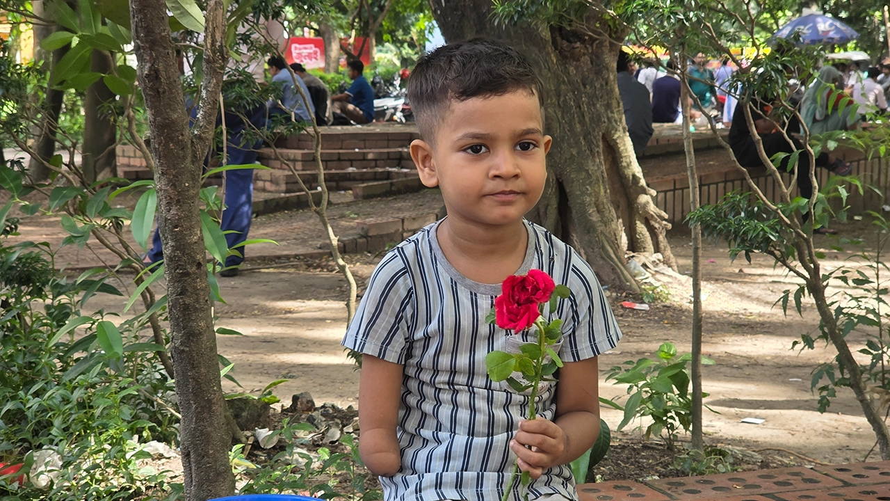 ঢাকা বিশ্ববিদ্যালয়ের কেন্দ্রীয় গ্রন্থাগারের সামনে নুর মোহাম্মদ