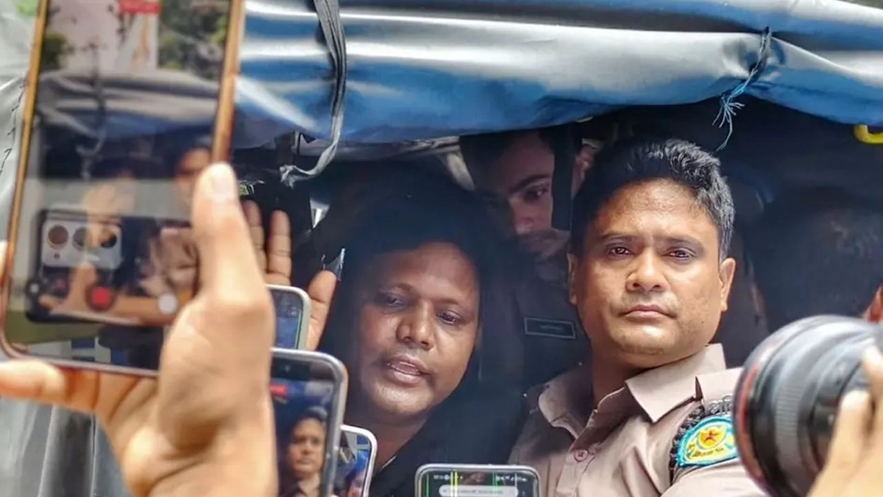 আটককৃত ব্যক্তিকে থানায় নিয়ে যাচ্ছে পুলিশ। ছবি: সংগৃহীত