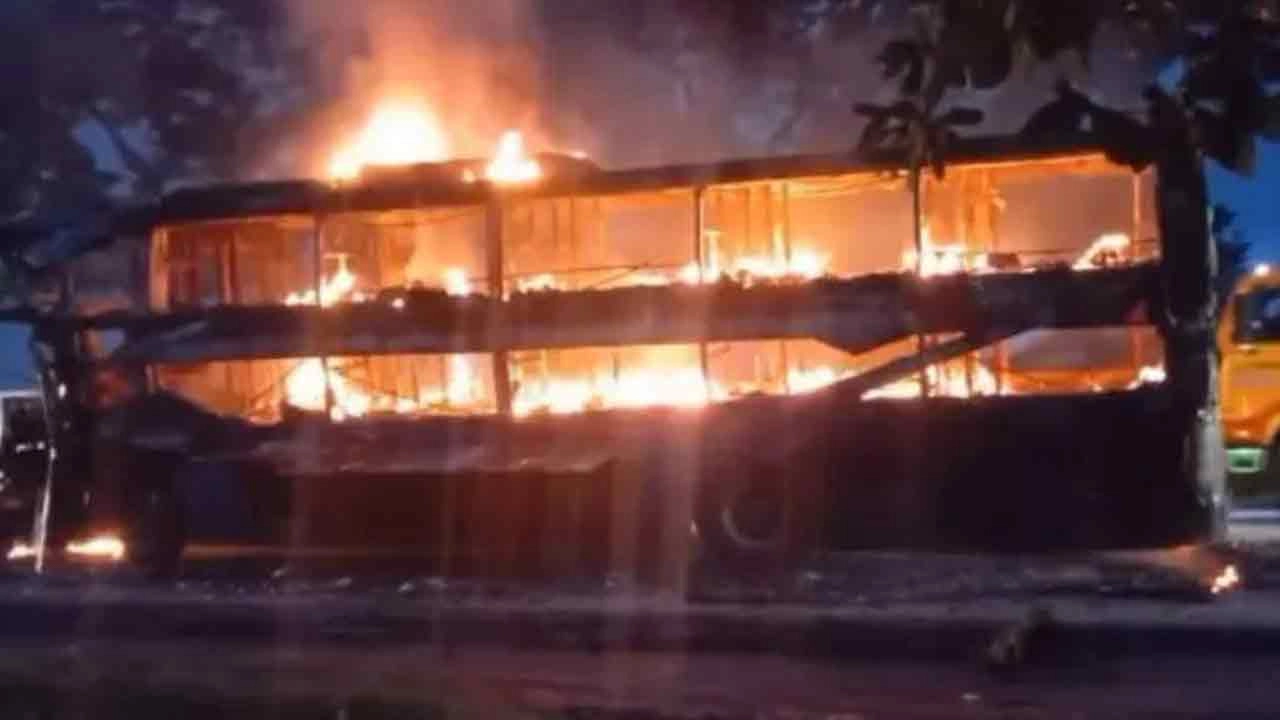রয়েল কক্স পরিবহনের স্লিপার কোচে আগুন