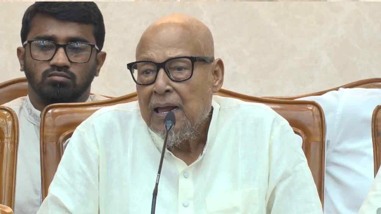 বিএনপির স্থায়ী কমিটির সদস্য ও প্রধানমন্ত্রীর রাজনৈতিক উপদেষ্টা ও কৃষি মন্ত্রণালয়ের উপদেষ্টা নজরুল ইসলাম খান