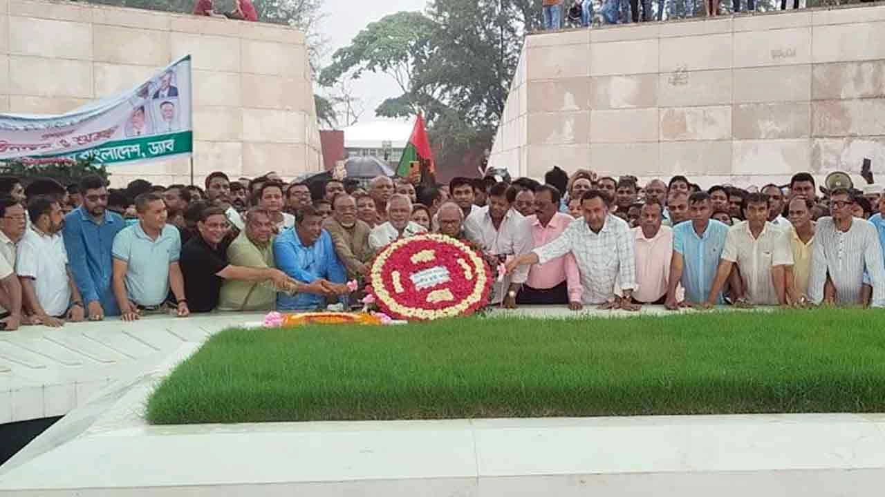 শহীদ রাষ্ট্রপতি জিয়াউর রহমান ও সাবেক প্রধানমন্ত্রী খালেদা জিয়ার সমাধিতে শ্রদ্ধা নিবেদন করেন বিএনপির সর্বোচ্চ নীতিনির্ধারণী ফোরাম জাতীয় স্থায়ী কমিটির নতুন চার সদস্য।