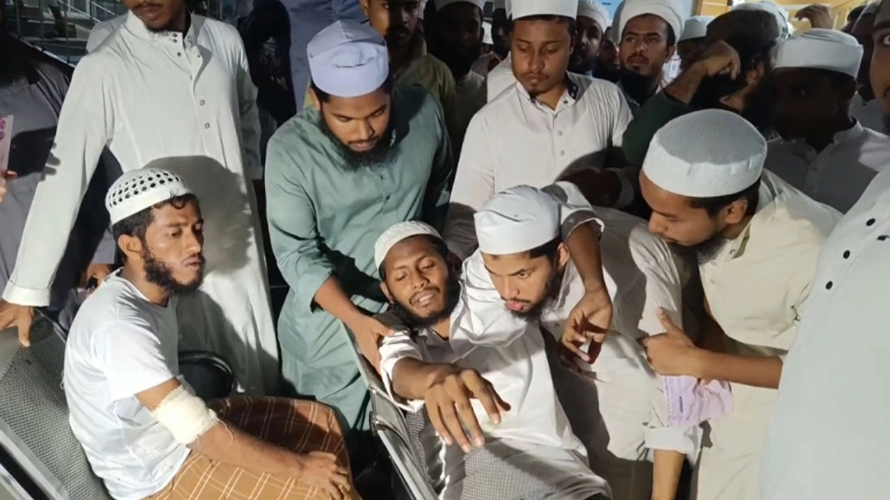 ব্রাহ্মণবাড়িয়ায় উচ্চস্বরে গান বাজানোকে কেন্দ্র করে সংঘর্ষ, পুলিশ-ছাত্রসহ আহত ৩০।