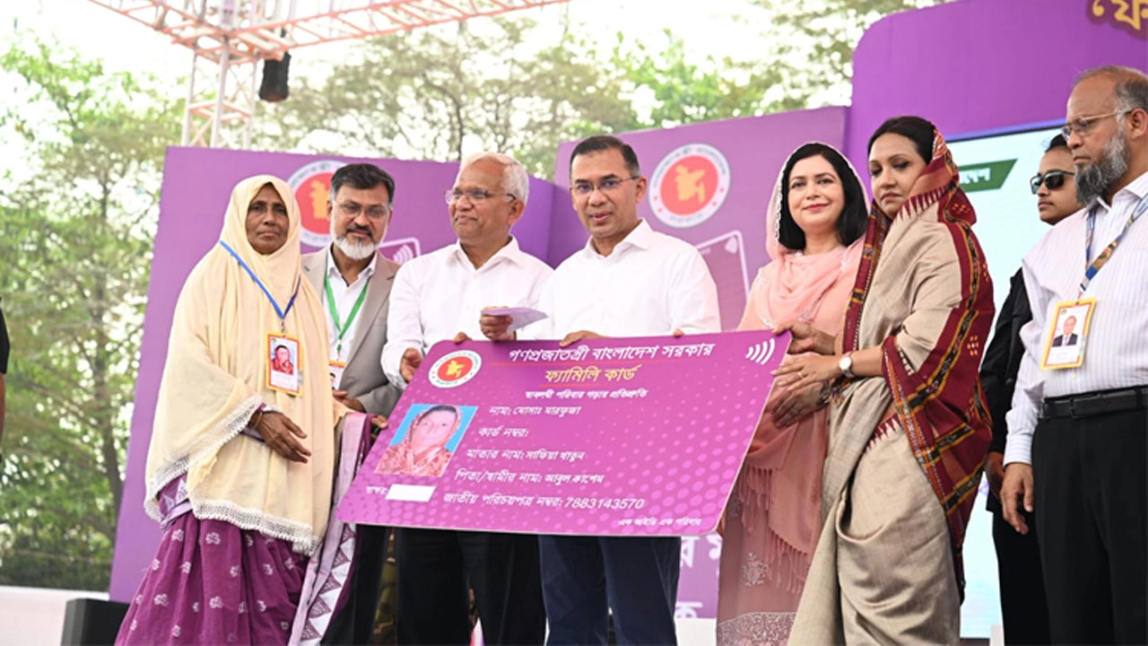 গ্রাহকের হাতে ফ্যামিলি কার্ড তুলে দিচ্ছেন তারেক রহমান। ফাইল ছবি
