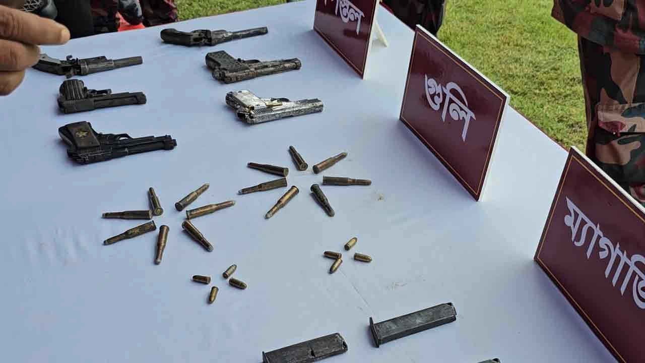 ৬টি পিস্তল, ৭টি ম্যাগাজিন ও ২২ রাউন্ড বিভিন্ন ধরনের গুলি উদ্ধার করেছে বর্ডার গার্ড বাংলাদেশ (বিজিবি)