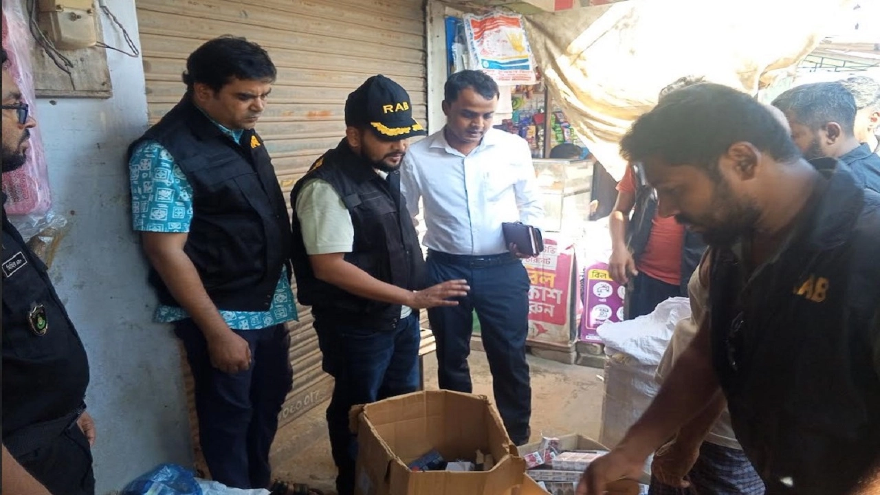 যশোরে র‌্যাবের অভিযানে ট্যাক্স ফ্রি ও নকল সিগারেট উদ্ধার, দোকান মালিককে জরিমানা