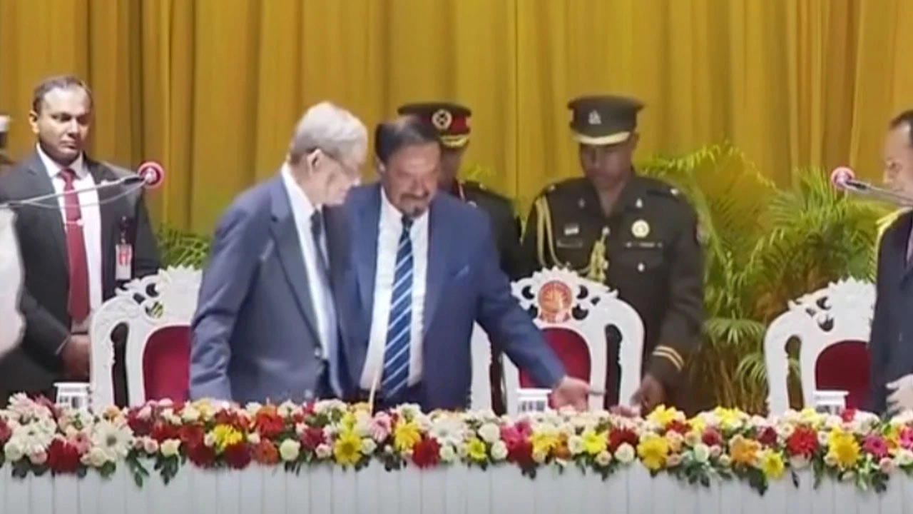 শপথের পর আসন ছেড়ে দিলেন ভারপ্রাপ্ত রাষ্ট্রপতি। ছবি: সংগৃহীত