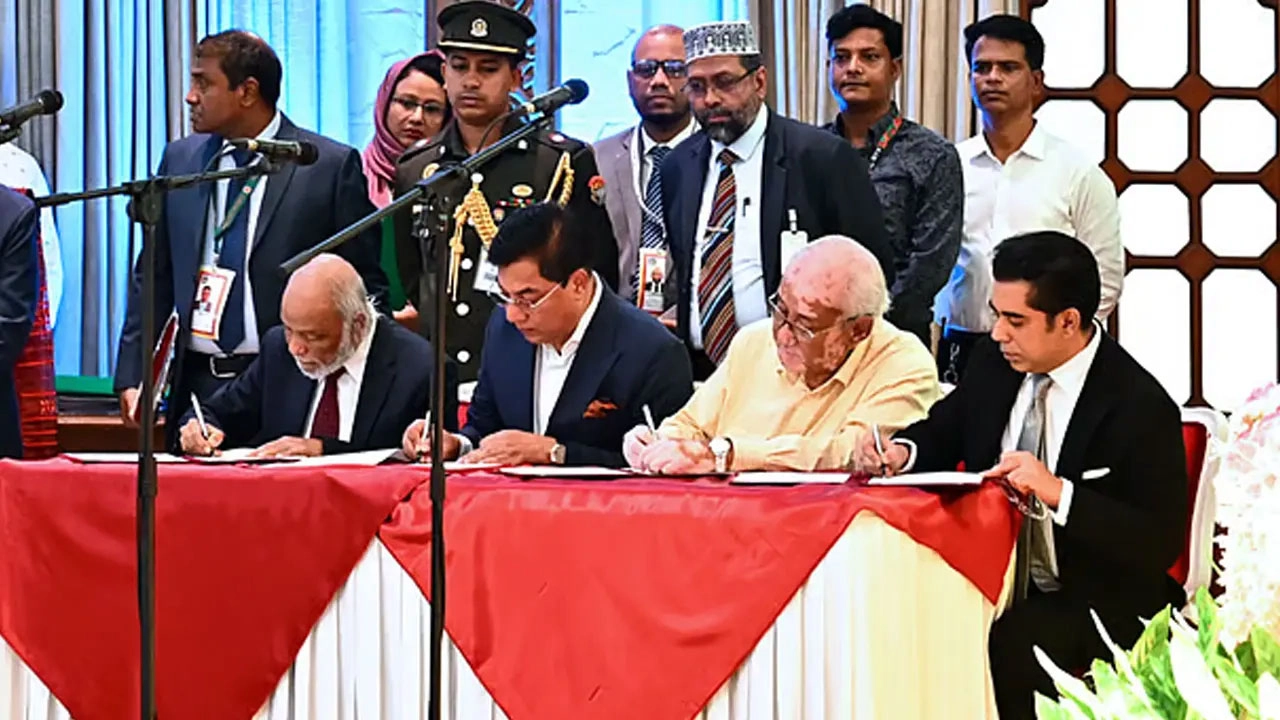 শপথ গ্রহণের পর স্বাক্ষর করছেন (বাঁ থেকে) আবদুল মঈন খান, রশিদুজ্জামান মিল্লাত, সাচিং প্রু জেরী ও আন্দালিভ রহমান পার্থ। ছবি: সংগৃহীত