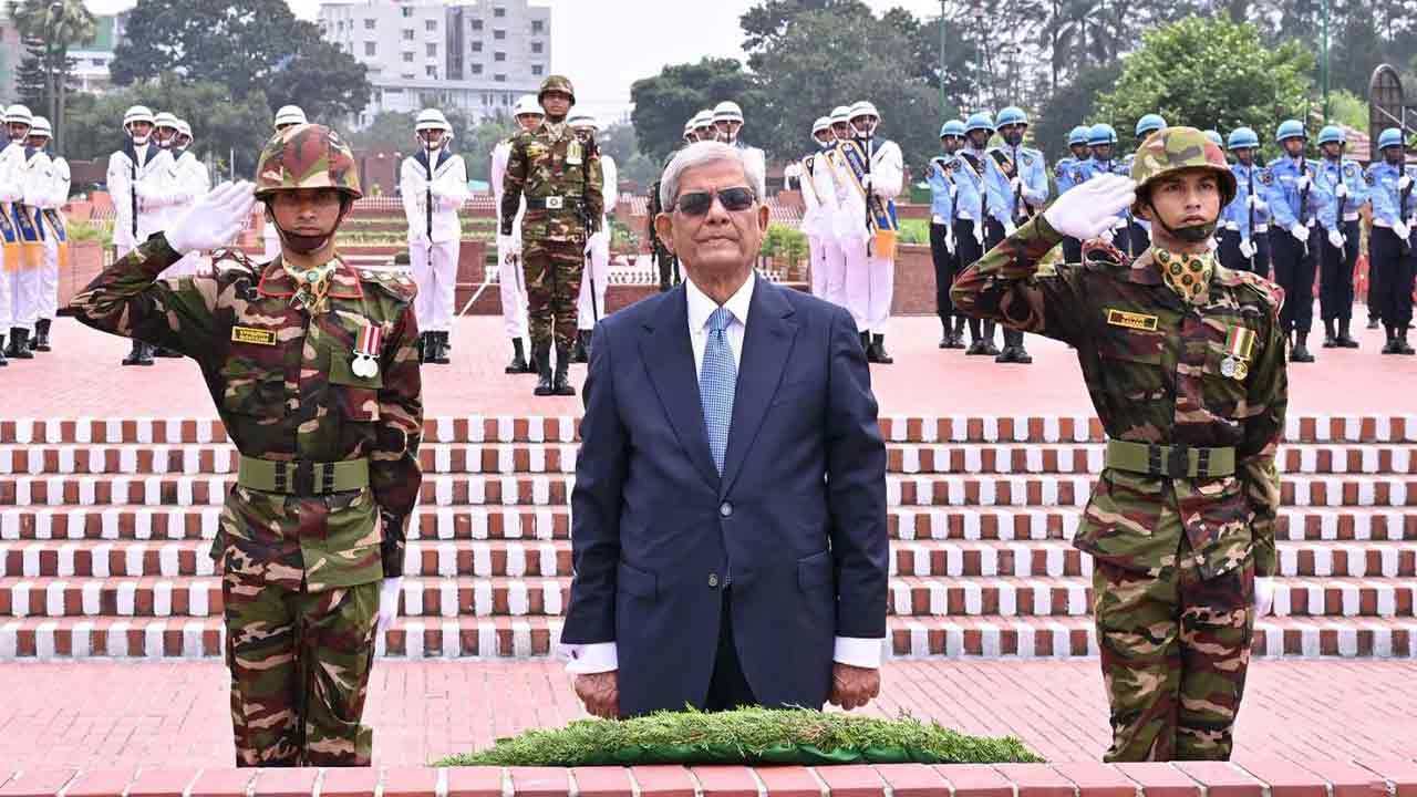 সাভারের জাতীয় স্মৃতিসৌধে পুষ্পস্তবক অর্পণ করে মহান মুক্তিযুদ্ধের বীর শহীদদের প্রতি শ্রদ্ধা নিবেদন করেছেন নবনির্বাচিত রাষ্ট্রপতি মির্জা ফখরুল ইসলাম আলমগীর। 
