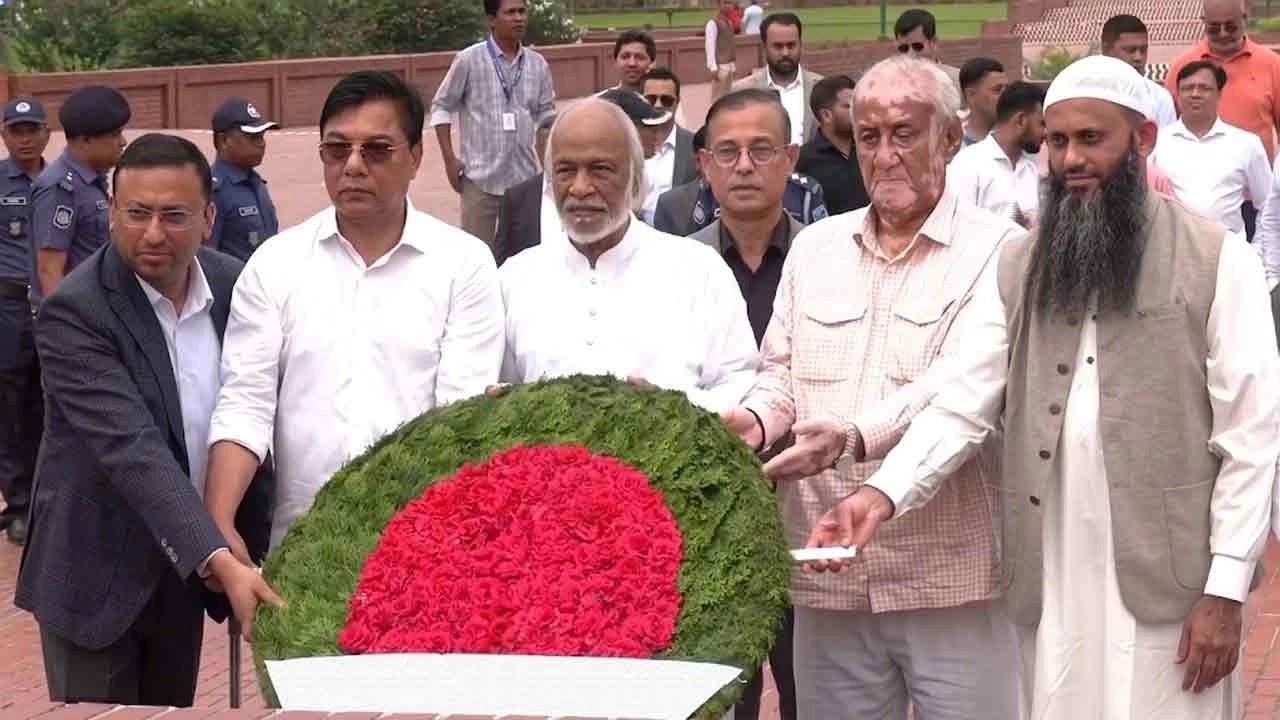 সাভারের জাতীয় স্মৃতিসৌধে মহান মুক্তিযুদ্ধের বীর শহিদদের প্রতি গভীর শ্রদ্ধা জানিয়েছেন নবনিযুক্ত মন্ত্রী-প্রতিমন্ত্রীরা।