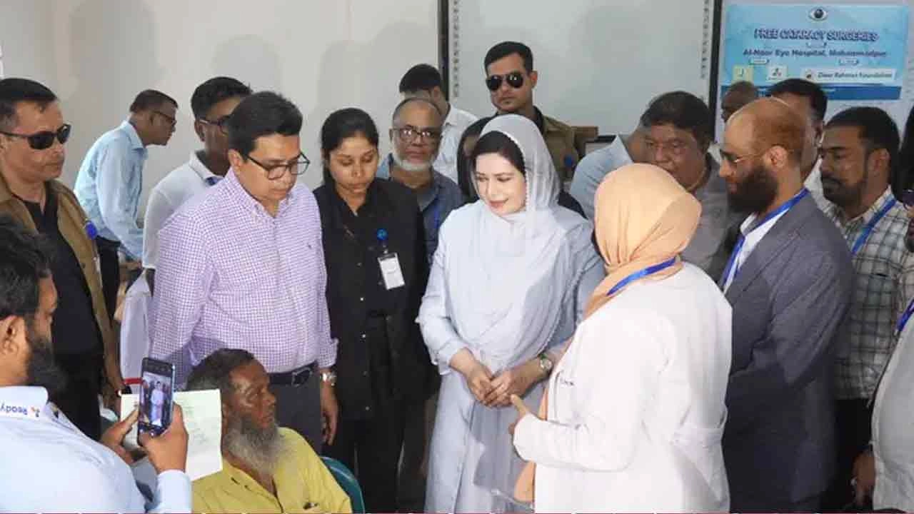 বিনামূল্যে চোখের চিকিৎসা ক্যাম্প পরিদর্শনে ডা. জুবাইদা রহমান |