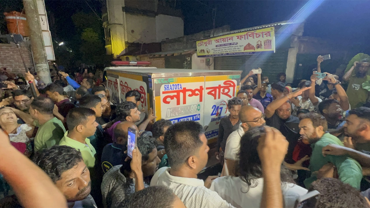 লাশবাহী অ্যাম্বুলেন্স ঘিরে জনতার উপচেপড়া ভিড়। ছবি: এনপিবি