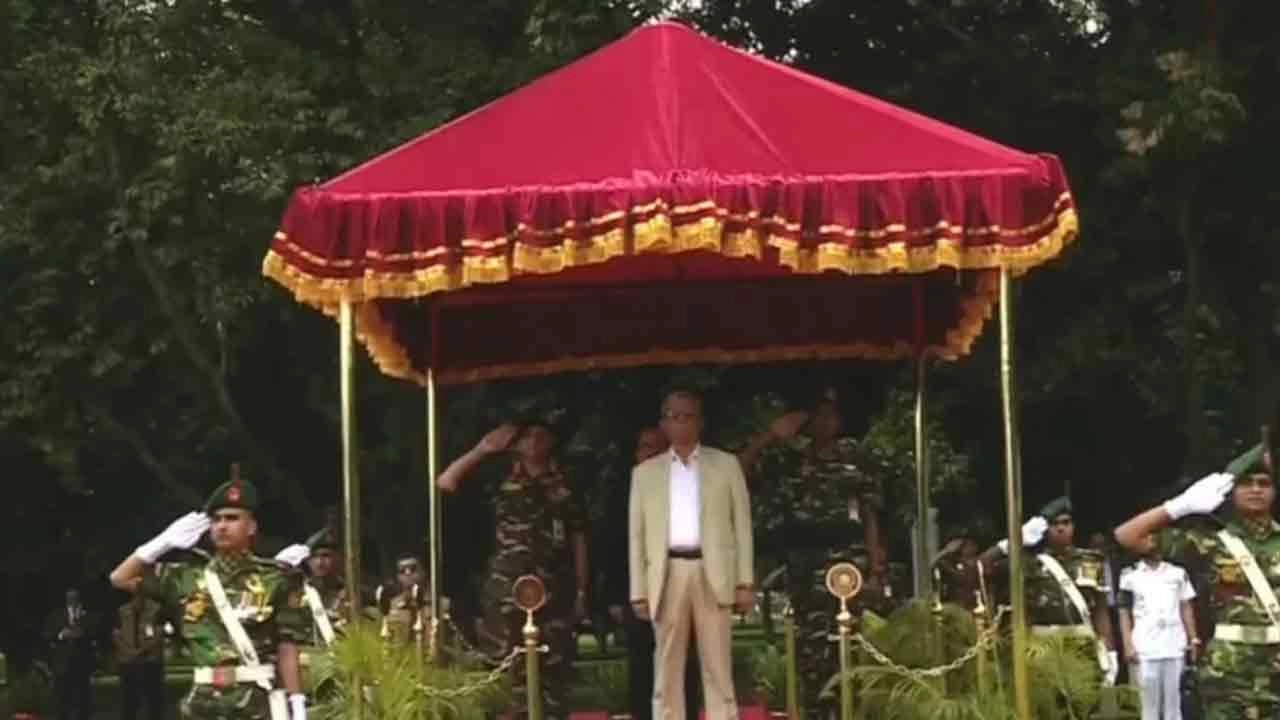 বঙ্গভবনে রাষ্ট্রপতি মির্জা ফখরুল ইসলাম আলমগীরকে গার্ড অব অনার প্রদান