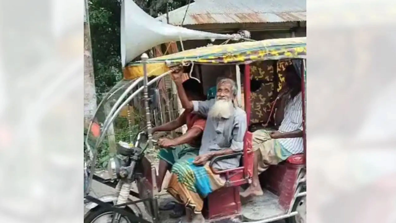 নাতিকে ধার না দিতে দাদার মাইকিং। ছবি: সংগৃহীত