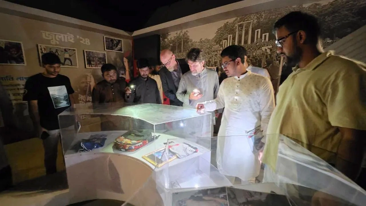 মার্কিনিদের পরিদর্শনের সময় লোডশেডিং, মোবাইলের আলোয় দেখলেন জুলাই জাদুঘর। ছবি: সংগৃহীত