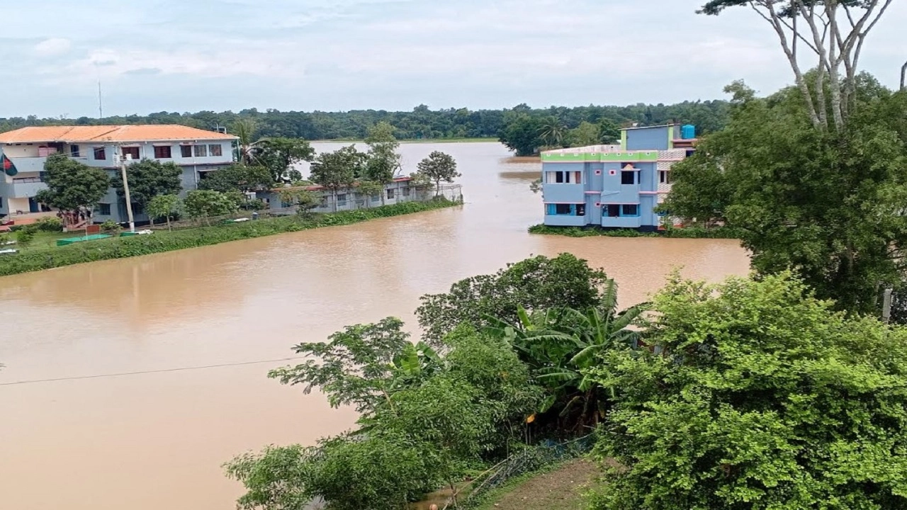 ভারতের পাহাড়ি ঢলে তলিয়ে যাচ্ছে আখাউড়ার নিম্নাঞ্চল