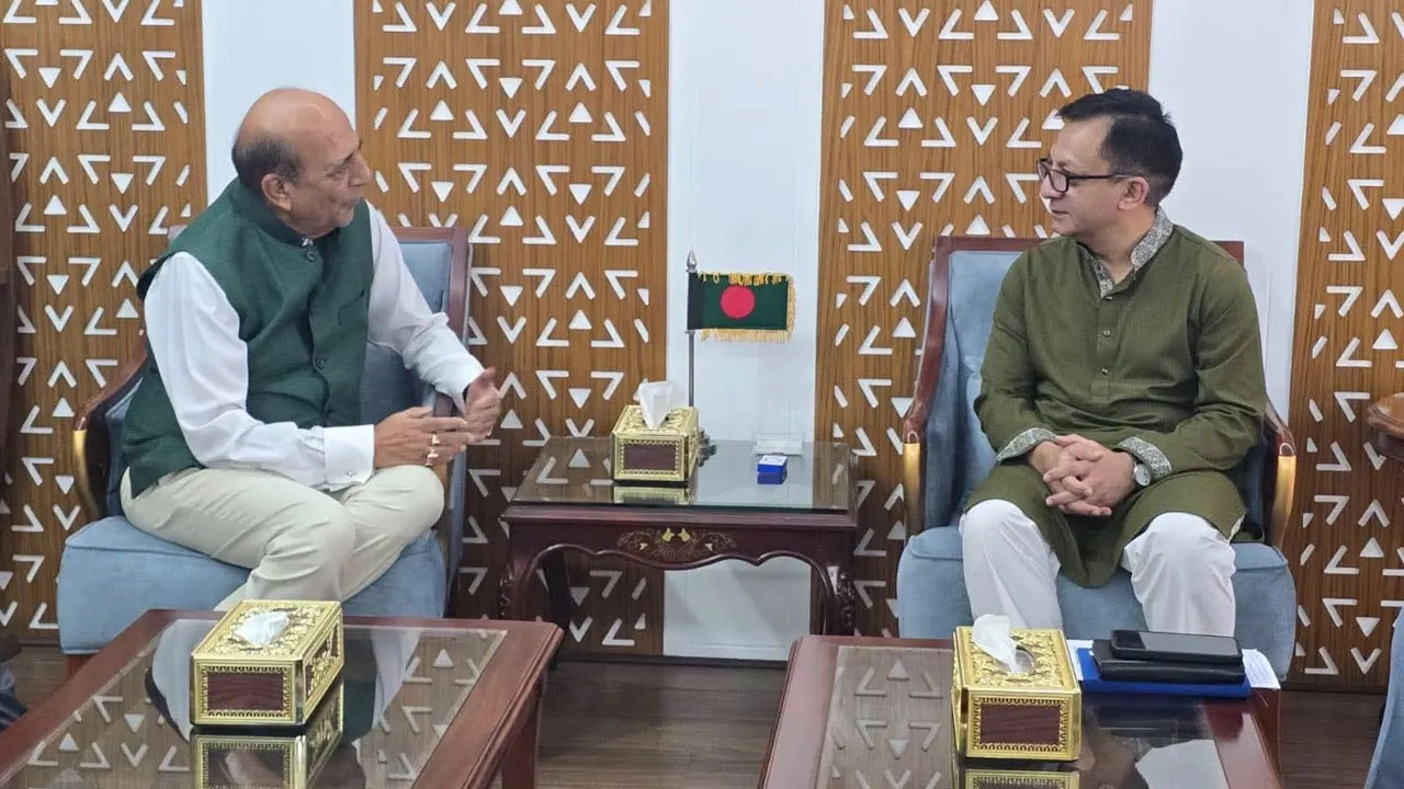 বাণিজ্যমন্ত্রীর সঙ্গে বৈঠকে দীনেশ ত্রিবেদী। ছবি: সংগৃহীত