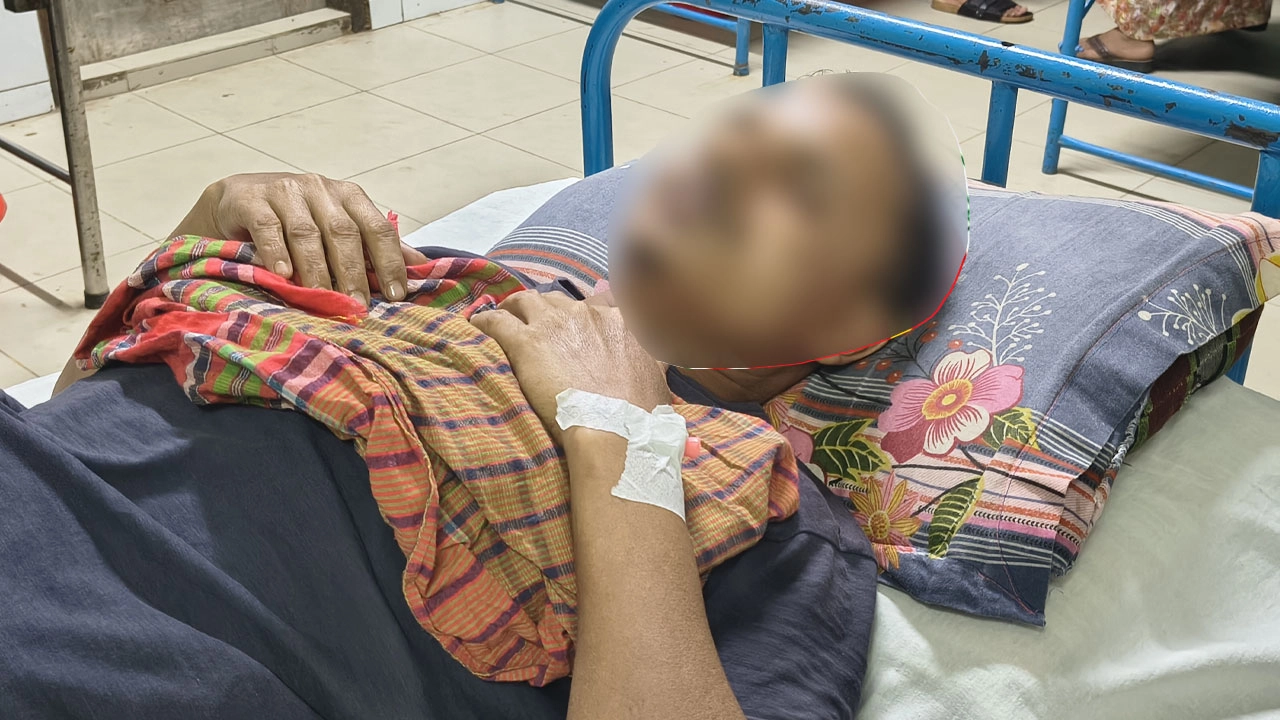 মারধরের পর আহত ব্যবসায়ী। ছবি: এনপিবি