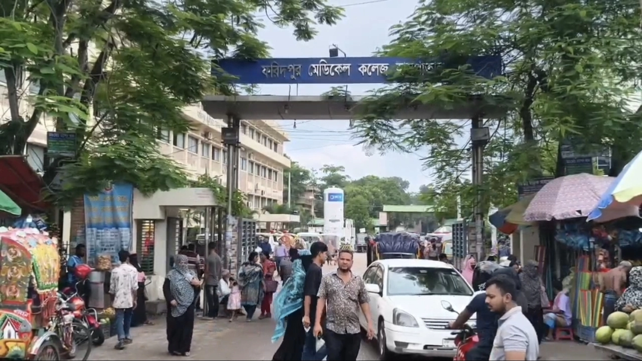 ফরিদপুরে মিষ্টি খেয়ে ৮ শিশু হাসপাতালে। ছবি: এনপিবি