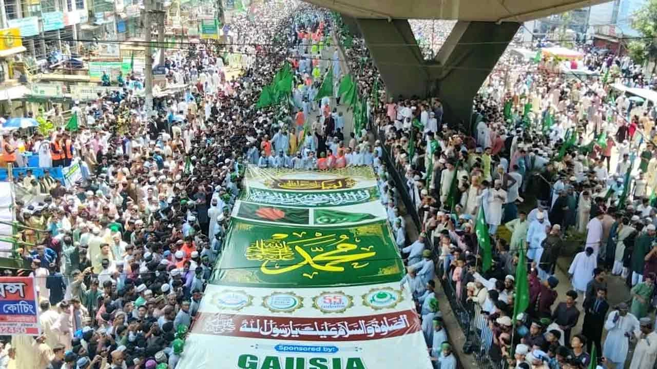 পবিত্র ঈদে মিলাদুন্নবী (সা.) উপলক্ষে চট্টগ্রামে শুরু হয়েছে ৫৫তম জশনে জুলুস