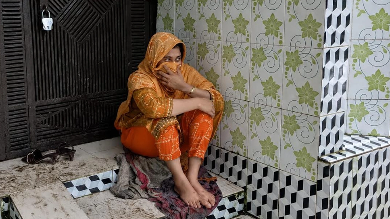 বিয়ের দাবিতে প্রেমিকের বাড়িতে ৬ দিনের অনশন, অবশেষে গ্রেফতার