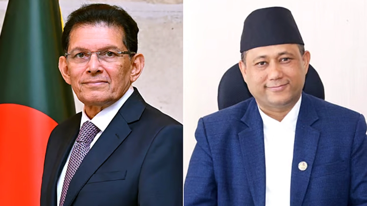 বাংলাদেশের পররাষ্ট্রমন্ত্রী খলিলুর রহমান ও নেপালের পররাষ্ট্রমন্ত্রী শিশির খানাল। ছবি: সংগৃহীত