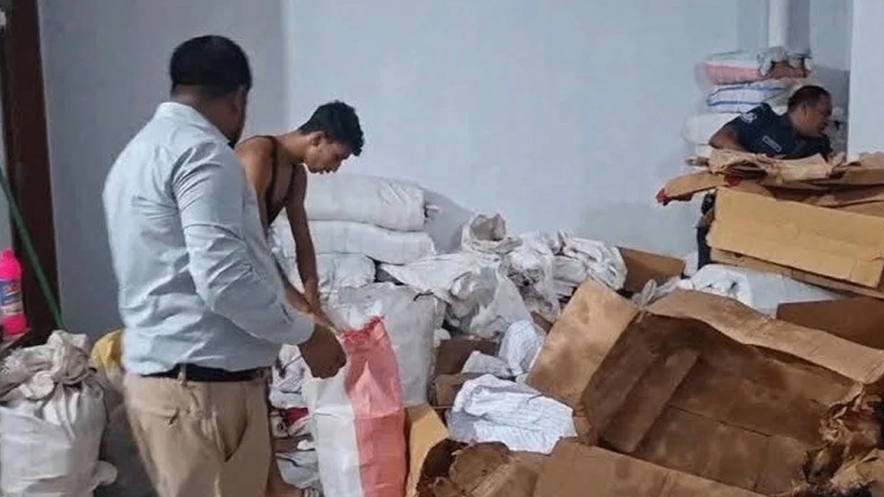 প্রশাসনের অভিযানে ২ কোটি টাকার কনডম জব্দ। ছবি: সংগৃহীত