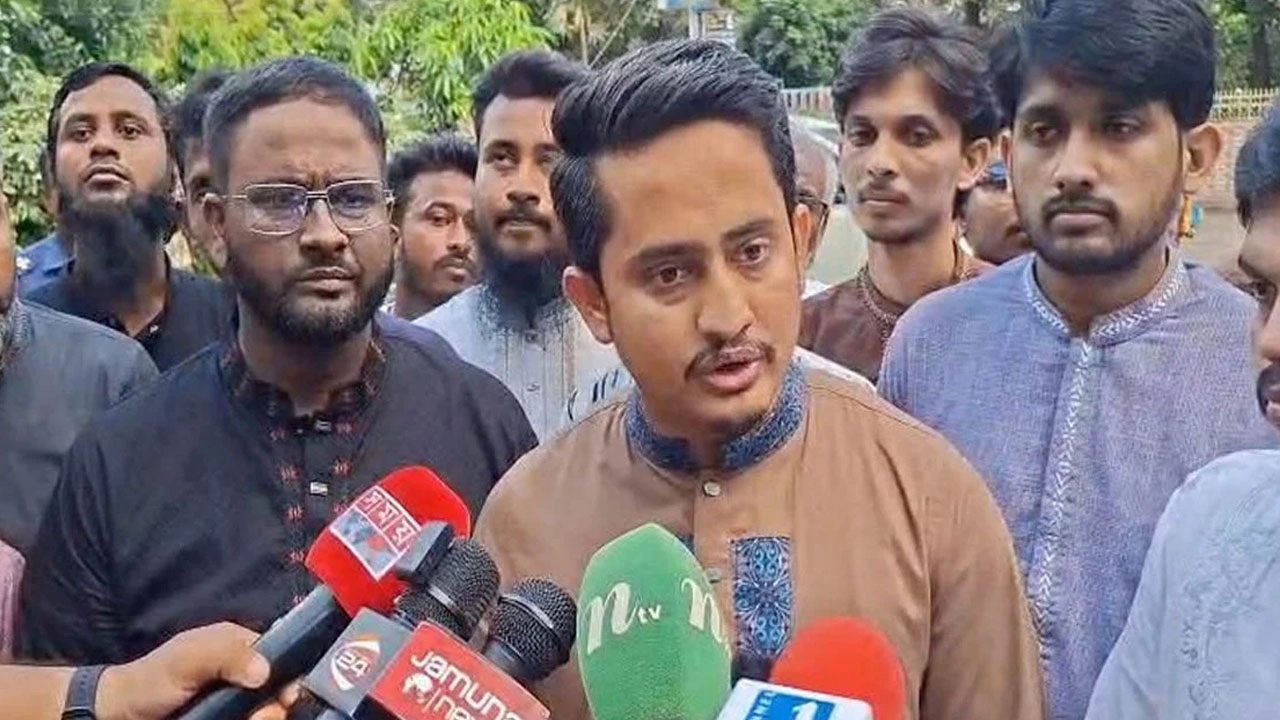 সাংবাদিকদের সামনে কথা বলছেন সারজিস আলম। ছবি: সংগৃহীত