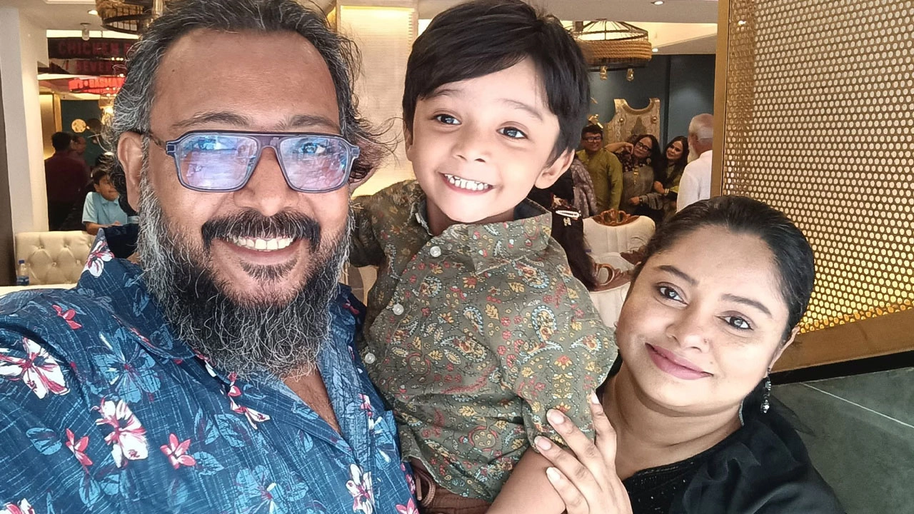 আদনান রুশদীর ফেসবুক থেকে তার স্ত্রী-সন্তানের সাথে