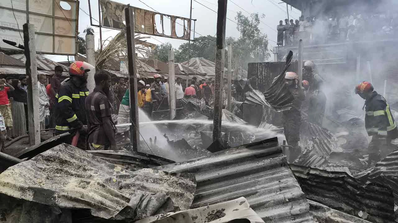 রায়গঞ্জে অগ্নিকাণ্ডে ৭টি দোকান পুড়ে গেছে