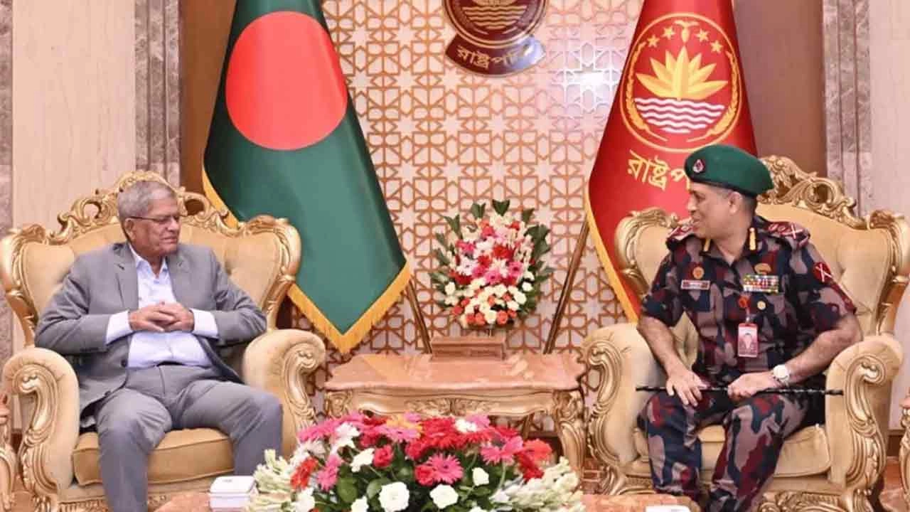 রাষ্ট্রপতির সঙ্গে বিজিবি মহাপরিচালক মেজর জেনারেল মোহাম্মদ আশরাফুজ্জামান সিদ্দিকী। ছবি: সংগৃহীত