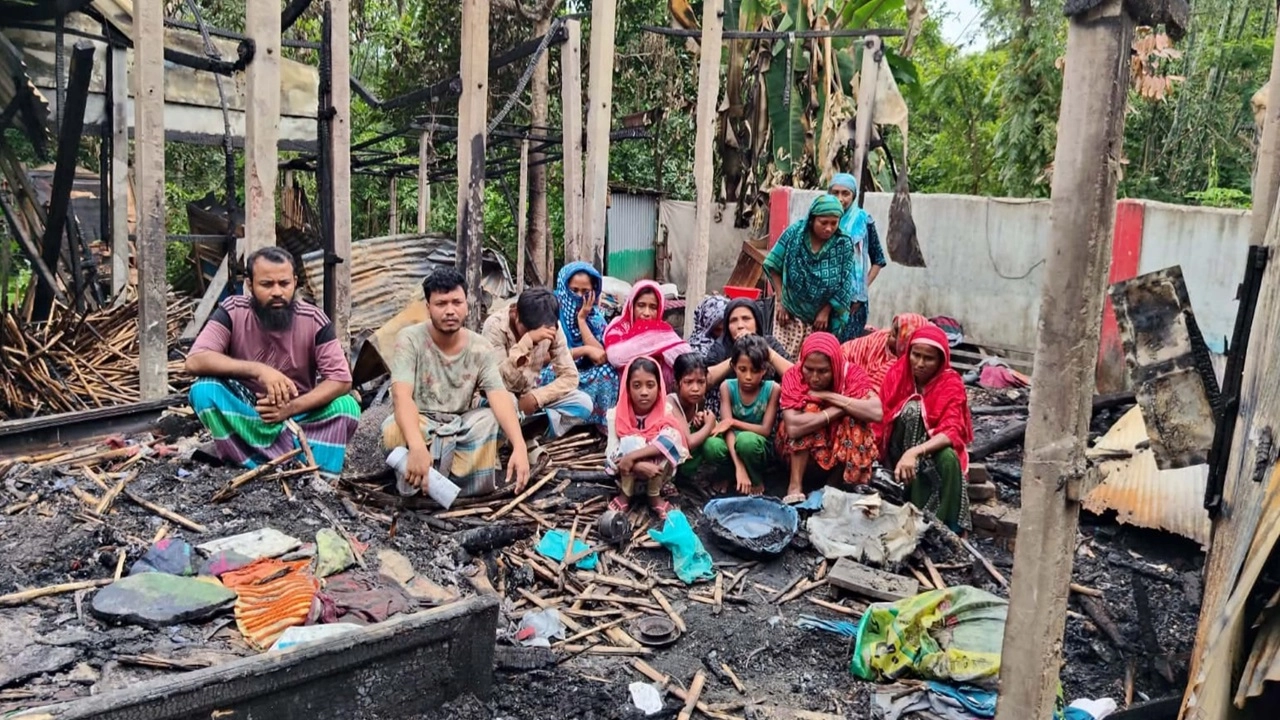 অগ্নিকাণ্ডে পুড়ে যাওয়া পরিবারের খোলা আকাশের নিচে মানবেতর জীবন যাপন