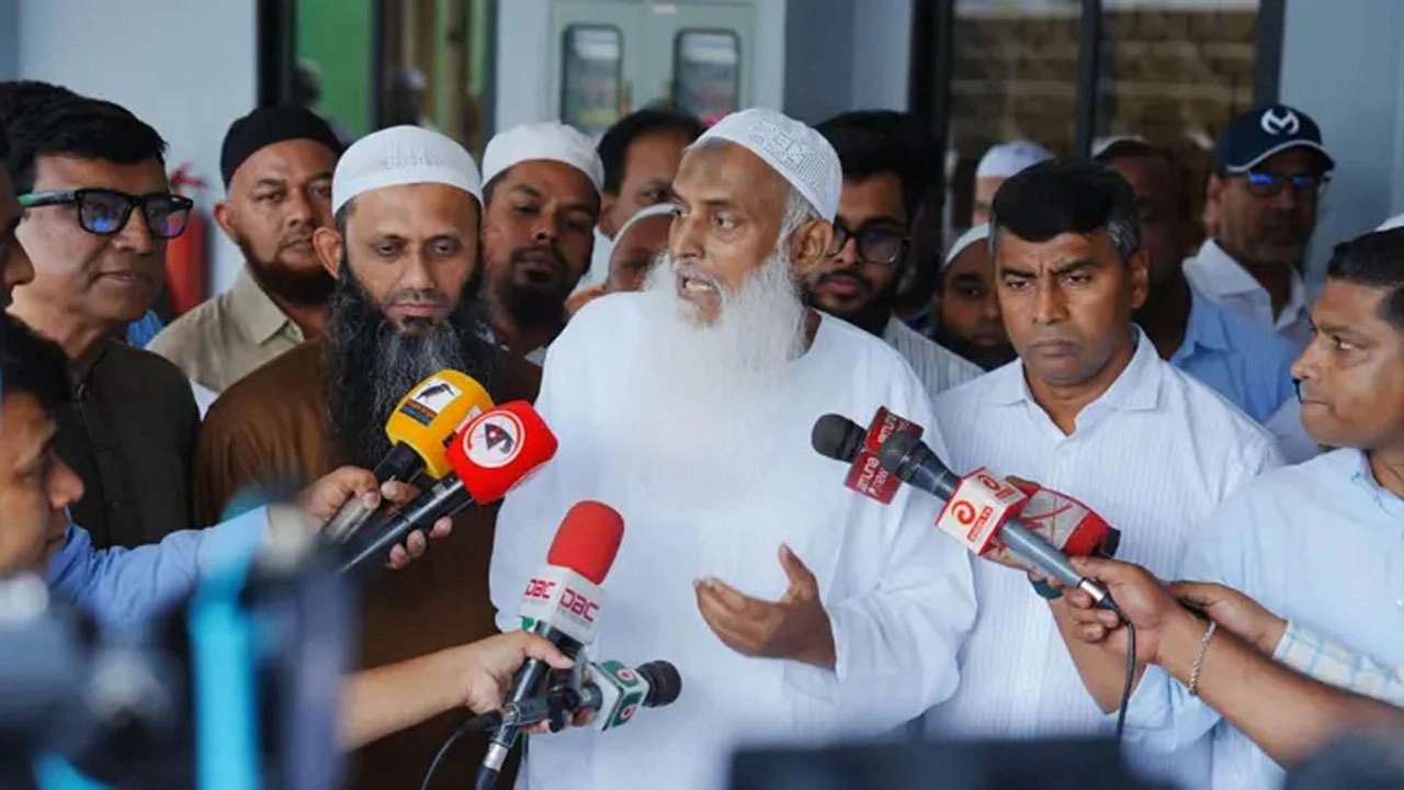 সাংবাদিকদের সাথে কথা বলছেন, ধর্মমন্ত্রী কাজী শাহ মোফাজ্জল হোসাইন (কায়কোবাদ)। ছবি: সংগৃহীত