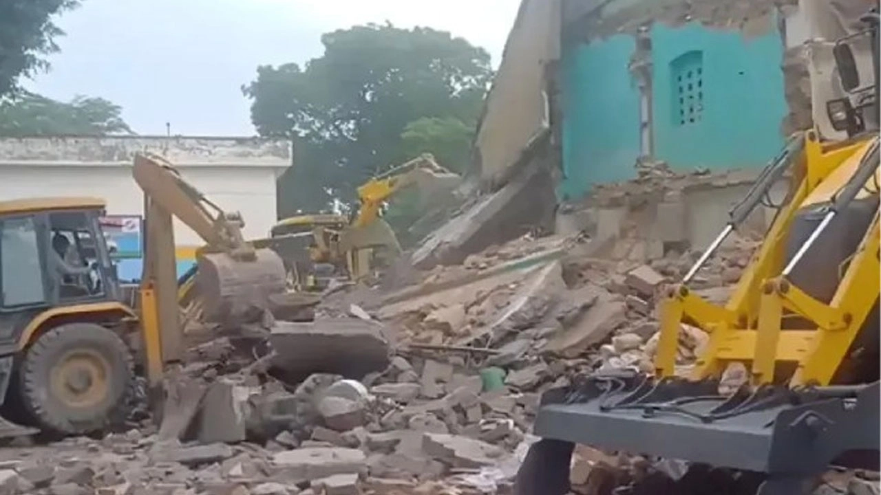 ভারতে ১৫০ বছরের পুরোনো মসজিদ গুঁড়িয়ে দিলো প্রশাসন। ছবি: সংগৃহীত