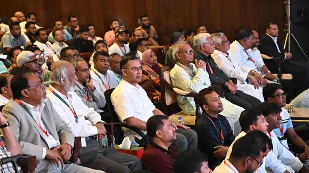দর্শক সারিতে বসে বিএনপির প্রতিষ্ঠাবার্ষিকী উপলক্ষে আয়োজিত মনোজ্ঞ সাংস্কৃতিক অনুষ্ঠান উপভোগ করেছেন প্রধানমন্ত্রী তারেক রহমান