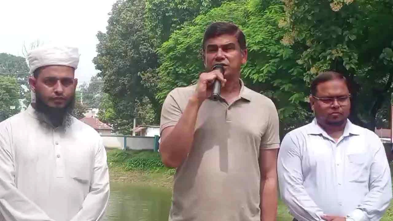 পুকুরে পাছের পোনা অবমুক্তকরণ ও শিশুদের সাঁতার প্রশিক্ষণের উদ্বোধন অনুষ্ঠানে বক্তব্য রাখেন পানিসম্পদ প্রতিমন্ত্রী ফরহাদ হোসেন আজাদ