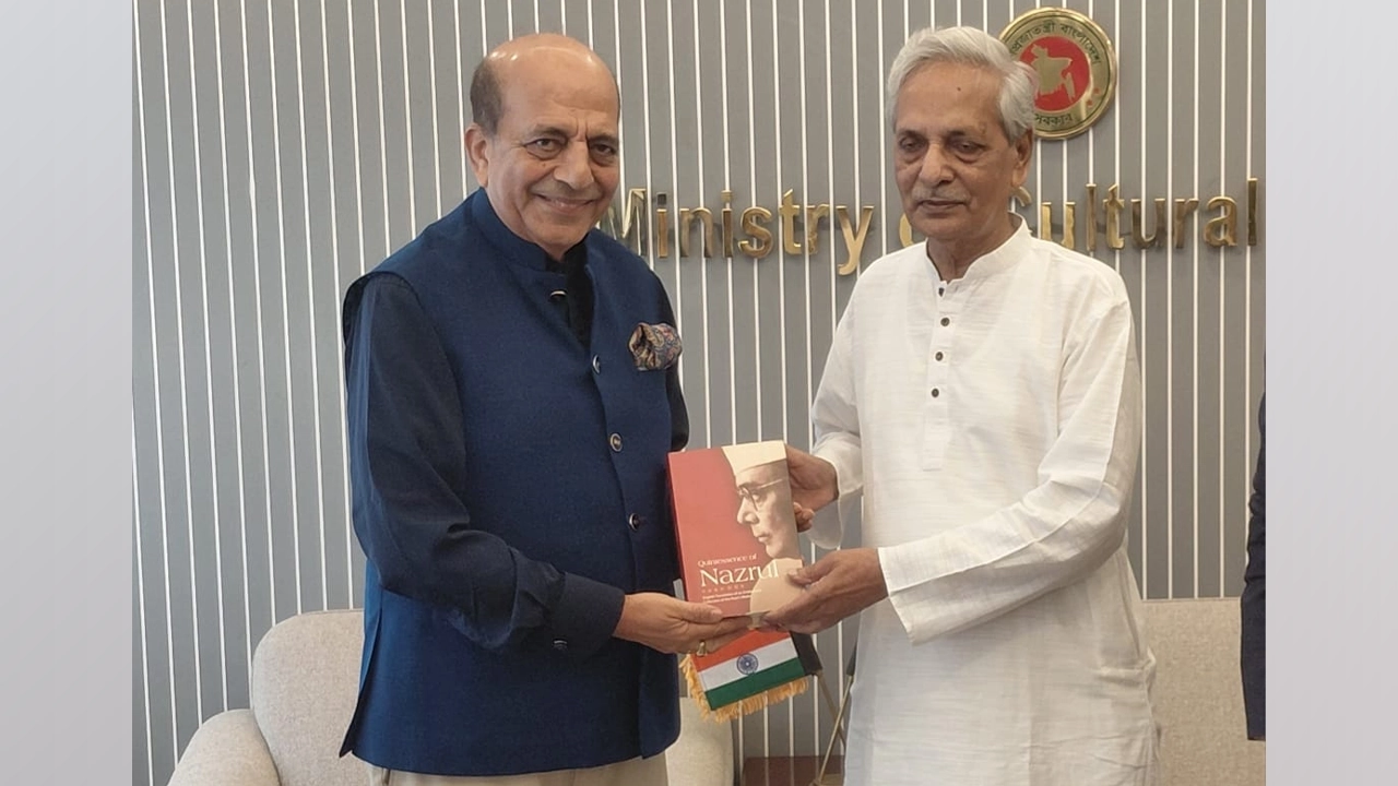 সংস্কৃতিবিষয়ক মন্ত্রী নিতাই রায় চৌধুরী ও ভারতীয় হাইকমিশনার দীনেশ ত্রিবেদী। ছবি: সংগৃহীত