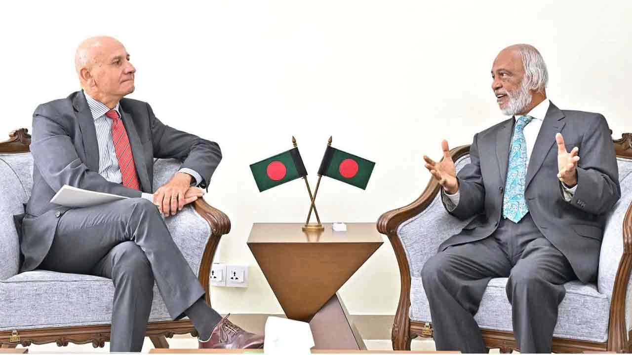 স্থানীয় সরকার, পল্লী উন্নয়ন ও সমবায় মন্ত্রী ড. আবদুল মঈন খান আজ বাংলাদেশে নিযুক্ত ইতালির রাষ্ট্রদূত আন্তোনিও আলেসান্দ্রোর সঙ্গে সৌজন্য সাক্ষাৎ করেন