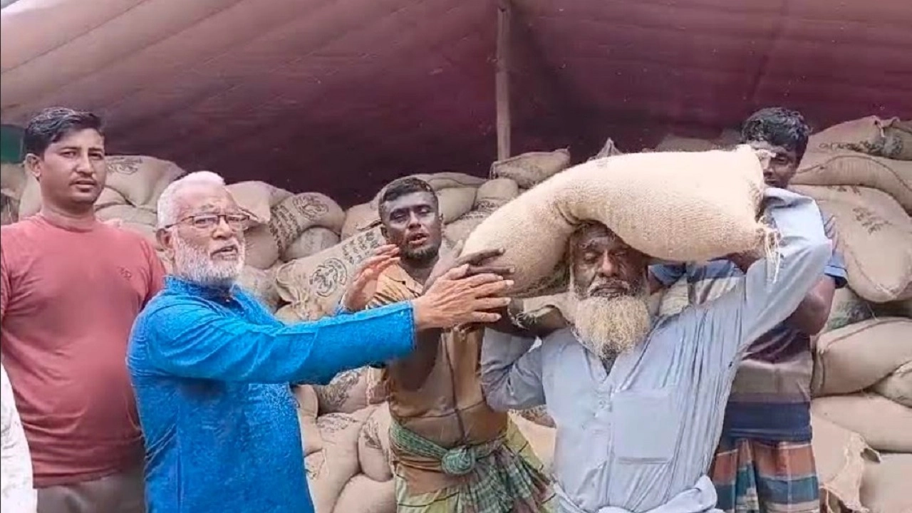 সুন্দরবনের জেলেদের খাদ্য সহায়তা দিল সরকার