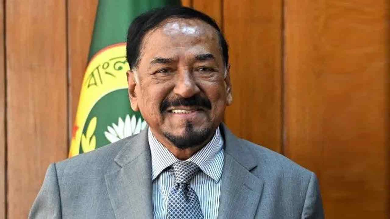 জাতীয় সংসদের স্পিকার হাফিজ উদ্দিন আহমদ বীর বিক্রম।