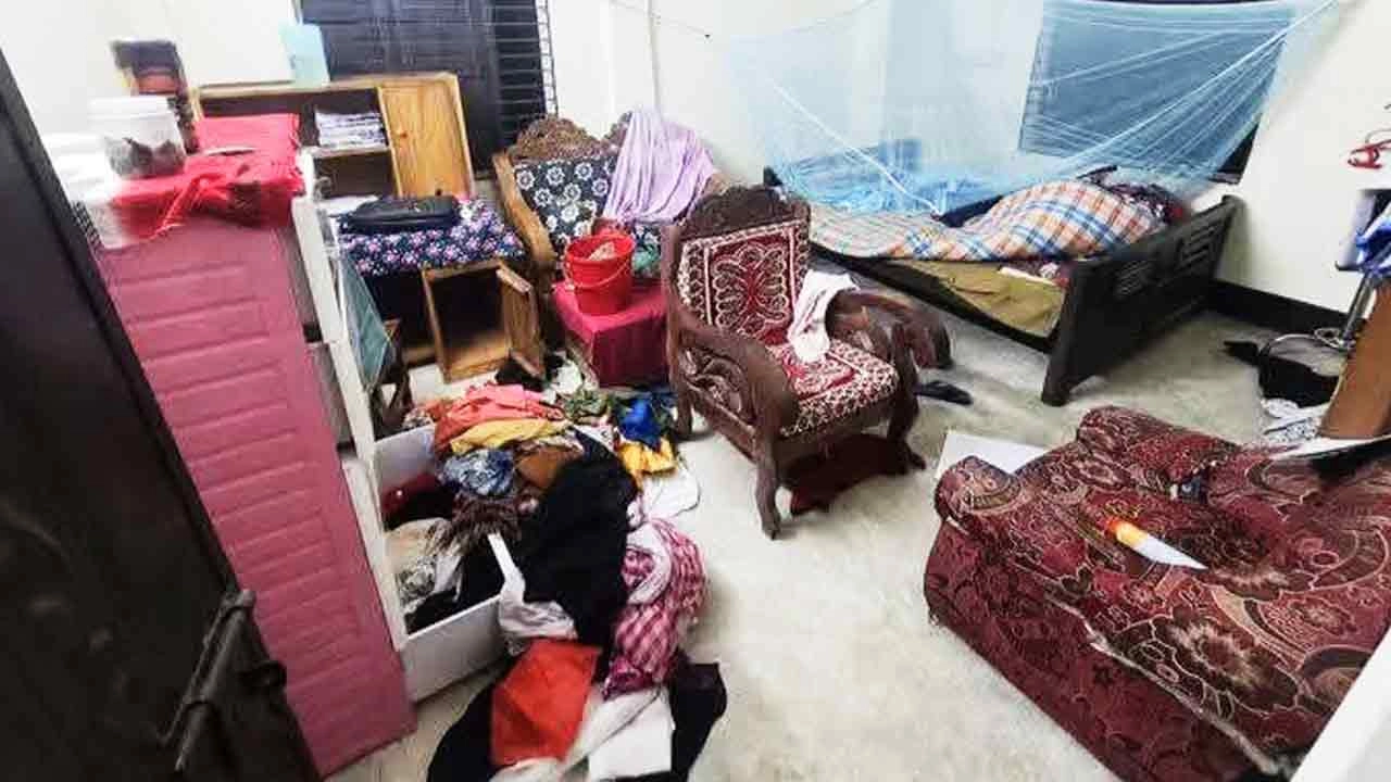 অস্ত্রের মুখে পরিবারের সদস্যদের জিম্মি করে ডাকাতি
