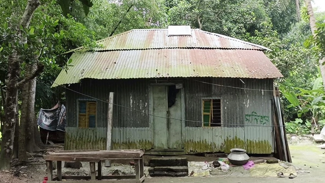 বাঁধনের উপর হামলাকারী মনিরুলের গ্রামের বাড়ি