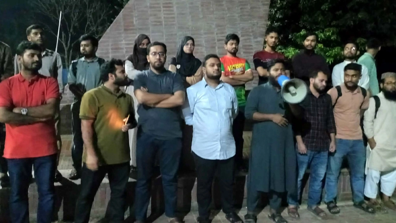 ভাইভার নম্বর বাড়ানোর প্রতিবাদে জাকসুর বিক্ষোভ। ছবি: এনপিবি