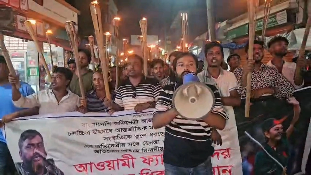 বাঁধনকে হেনস্তার প্রতিবাদে ব্রাহ্মণবাড়িয়ায় যুবদলের মশাল মিছিল। ছবি: এনপিবি