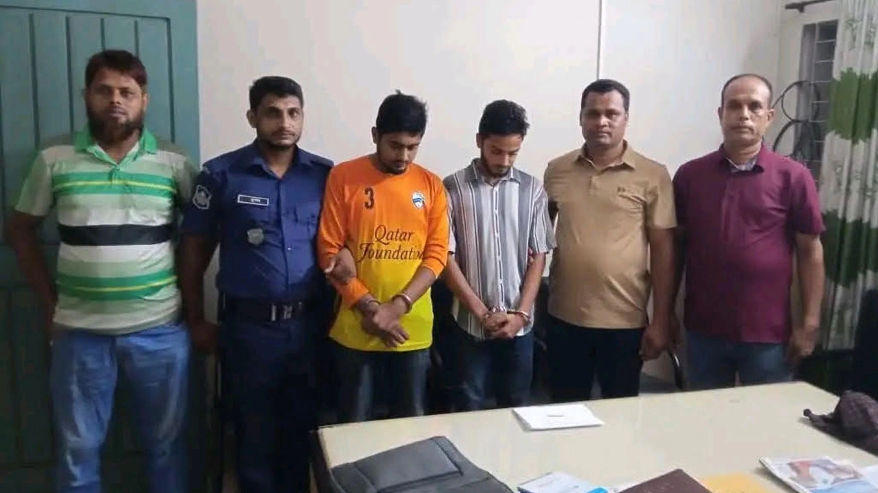 ছাত্রদল নেতাসহ ৩জন আটক। ছবি: এনপিবি