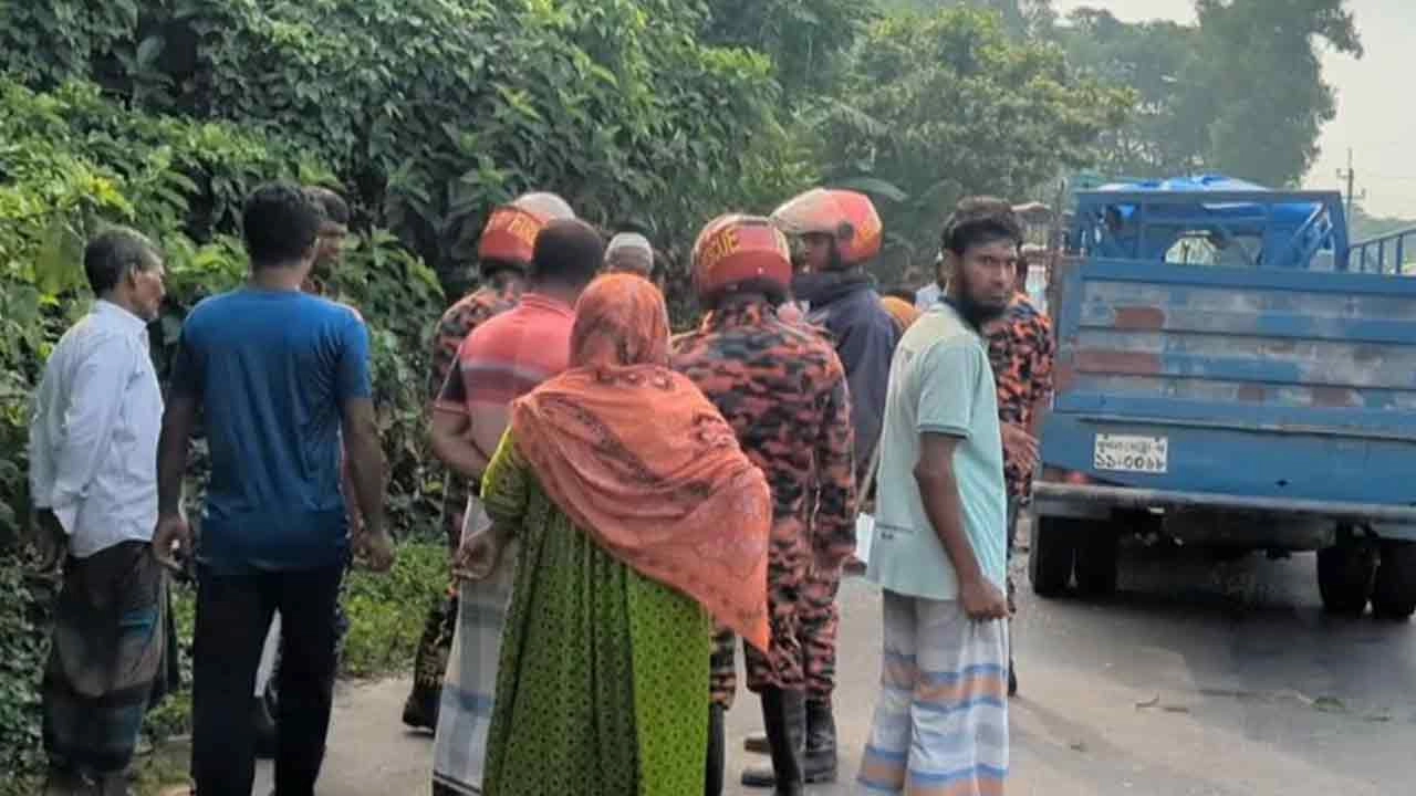 দুর্ঘটনাস্থলে ফায়ার সার্ভিসের সদস্য ও উৎসুক জনতা