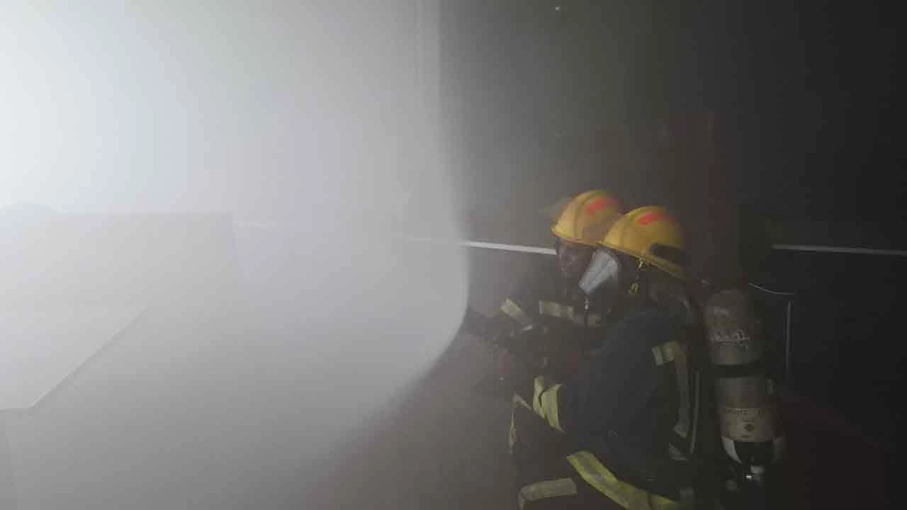 শাহজালাল আন্তর্জাতিক বিমানবন্দরের পাশে উত্তরার সেন্টার পয়েন্ট শপিং মলে আগুন